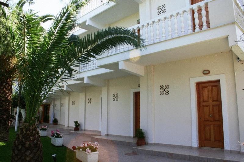 Posidonia Pension Amarynthos Exteriör bild