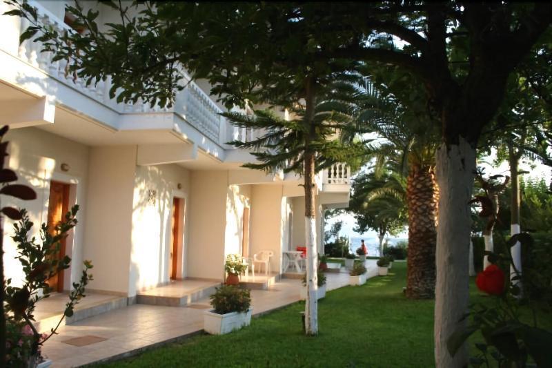 Posidonia Pension Amarynthos Exteriör bild