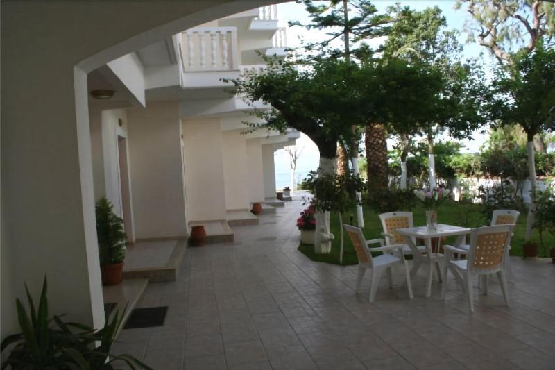 Posidonia Pension Amarynthos Exteriör bild