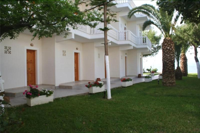 Posidonia Pension Amarynthos Exteriör bild
