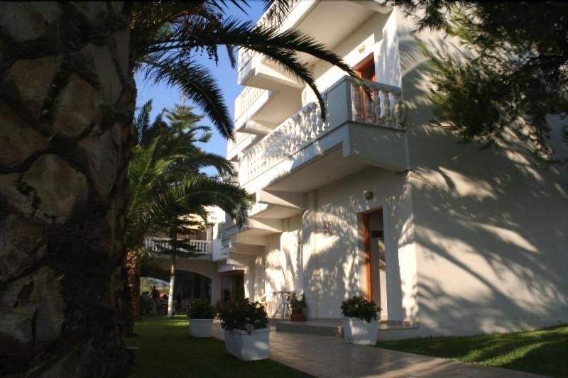 Posidonia Pension Amarynthos Exteriör bild