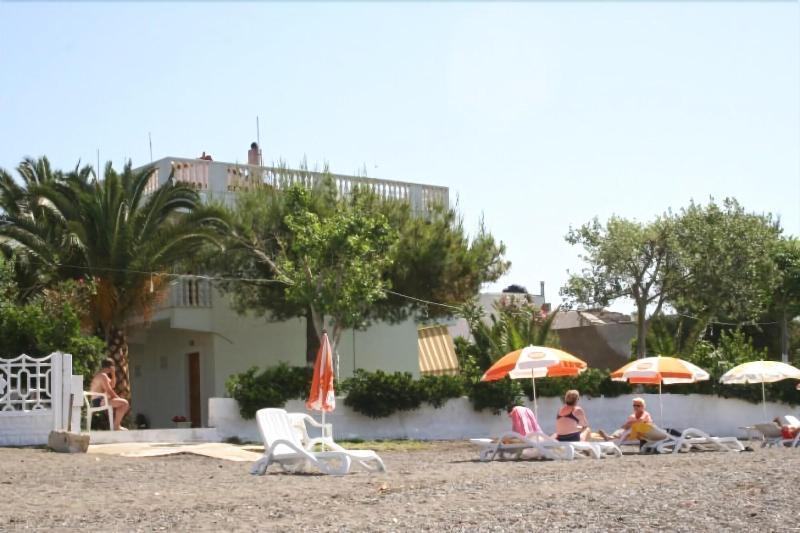 Posidonia Pension Amarynthos Exteriör bild