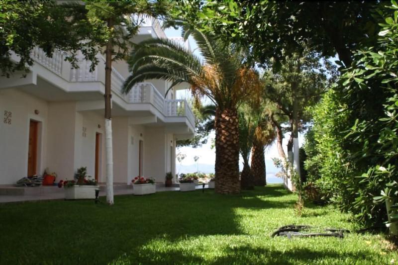 Posidonia Pension Amarynthos Exteriör bild