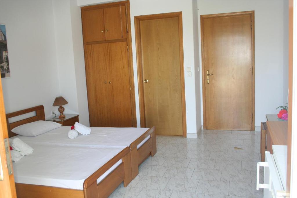 Posidonia Pension Amarynthos Rum bild