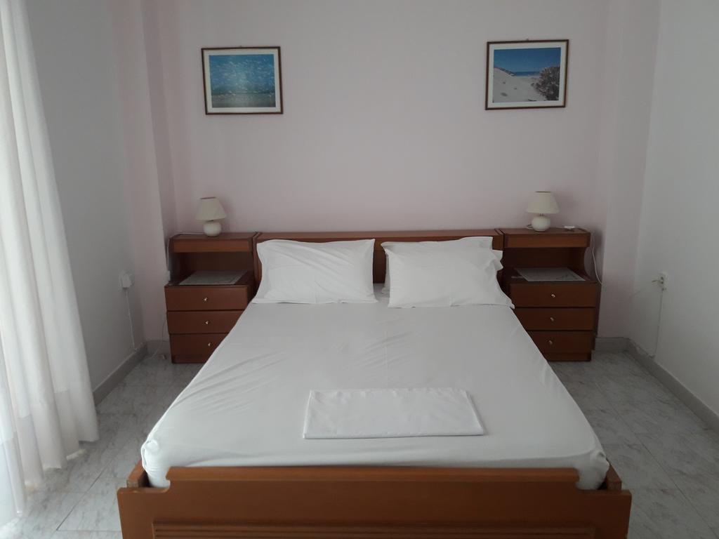 Posidonia Pension Amarynthos Exteriör bild